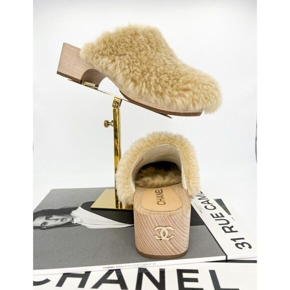 CHANEL 2022 Beige SHEARLING LAMBSKIN CC Logo Fuzzy Low Heel Clogs Size E… - Picture 13 of 15